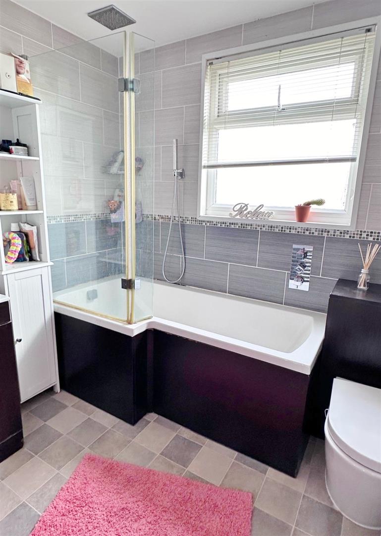 3 Bedroom House - End Terrace. Faversham Road in Eastbourne, East Sussex 13